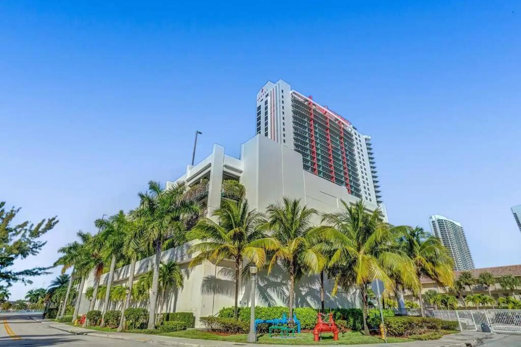 Lovely 2Bed 1Bath Condo With Private Balcony 18Th Floor Hallandale Beach Buitenkant foto