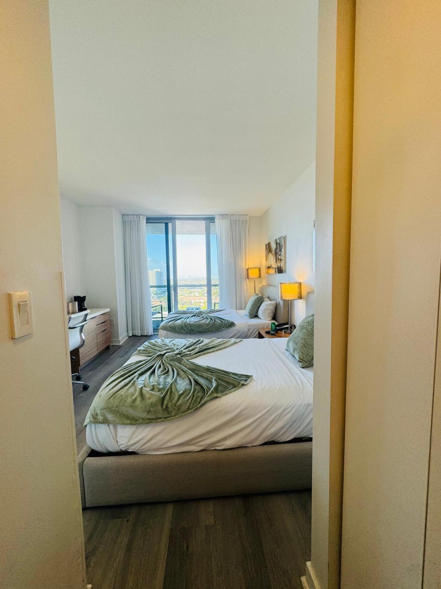 Lovely 2Bed 1Bath Condo With Private Balcony 18Th Floor Hallandale Beach Buitenkant foto