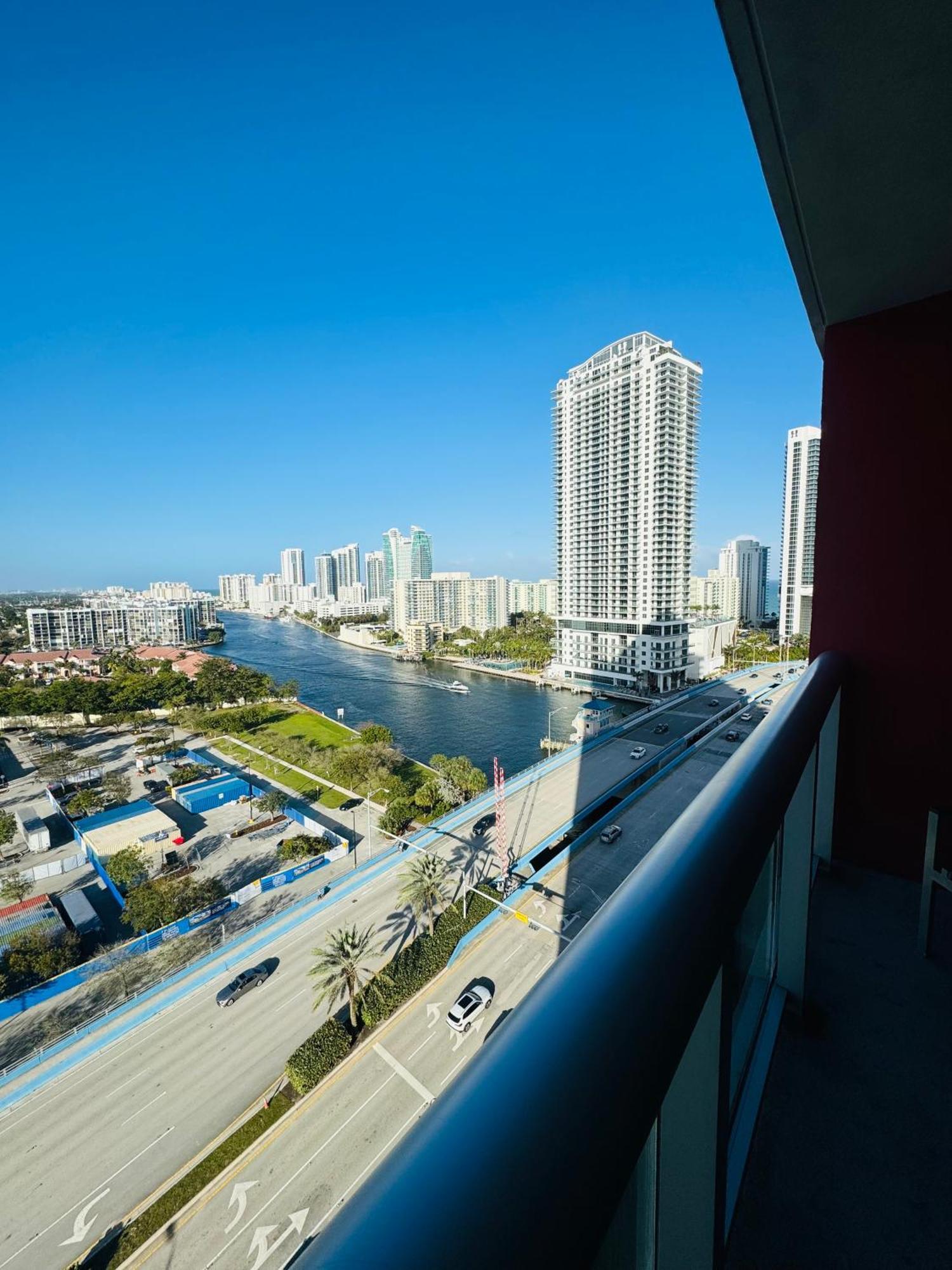 Lovely 2Bed 1Bath Condo With Private Balcony 18Th Floor Hallandale Beach Buitenkant foto