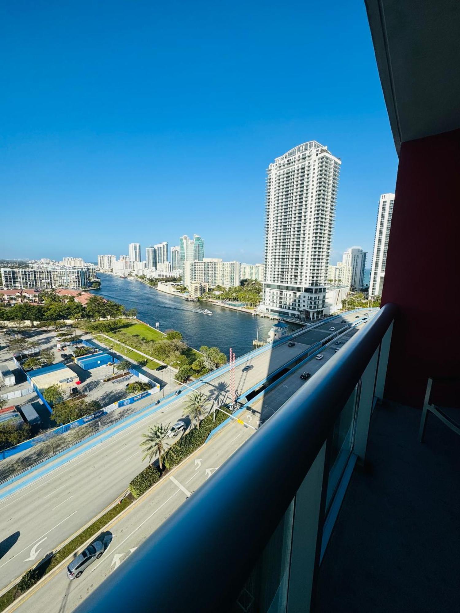 Lovely 2Bed 1Bath Condo With Private Balcony 18Th Floor Hallandale Beach Buitenkant foto